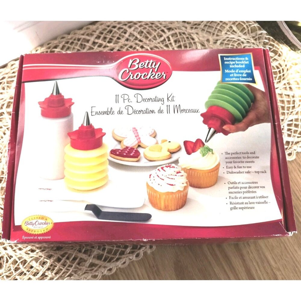 Betty Crocker 11 Piece Icing Decorating Kit, NEW
